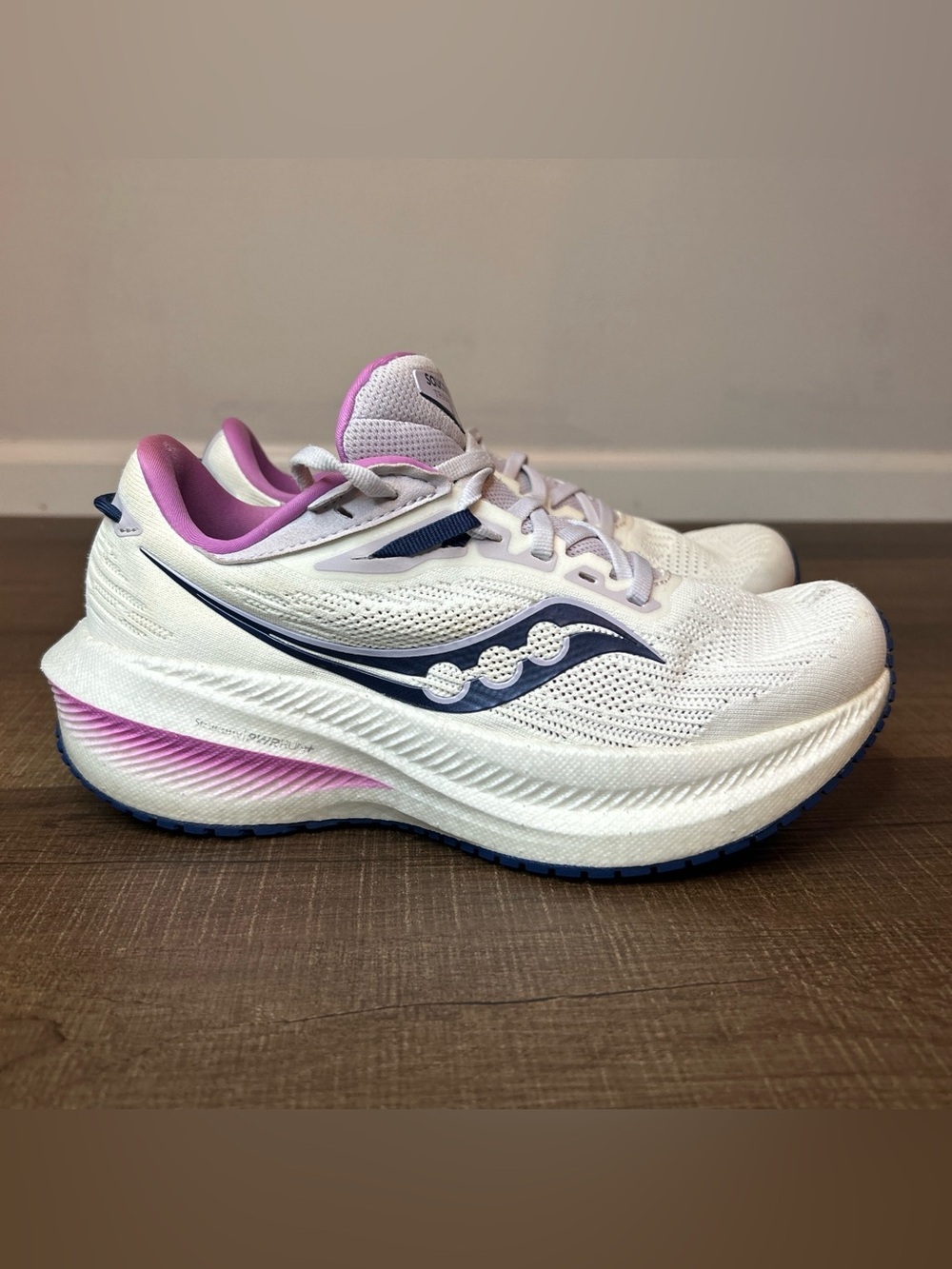 SAUCONY Women's Triumph 21 White/Navy Engineered Mesh Running Size 7.5
